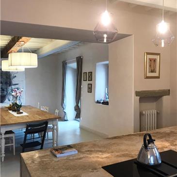 La cucina e la zona pranzo a piano terra, tra materiali di recupero e nuove tecnologie